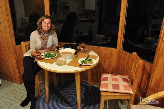 Refeição própria no nosso chalé em Coyhaique, a maior cidade ao longo da Carretera Austral, no sul do Chile. A noite não deixa ver a bela vista das nossas janelas